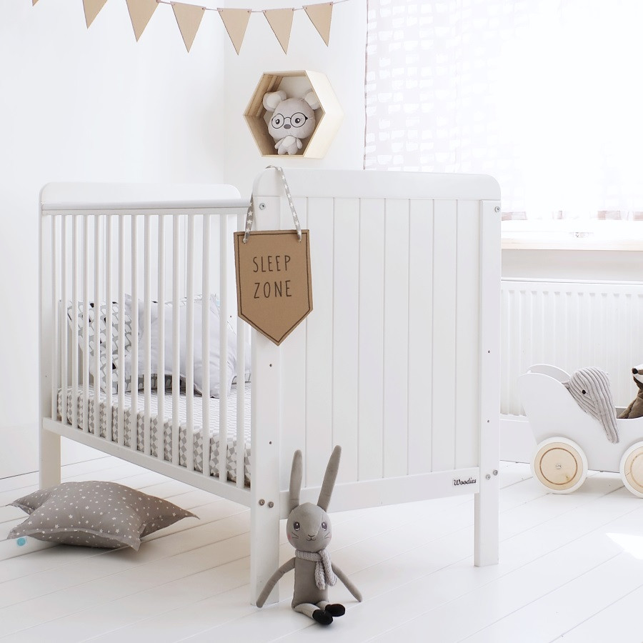 Lit bébé country cot blanc 60 cm x 120 cm Woodies safe dreams Lit bébé country cot blanc 60 cm x 120 cm Woodies safe dreams
