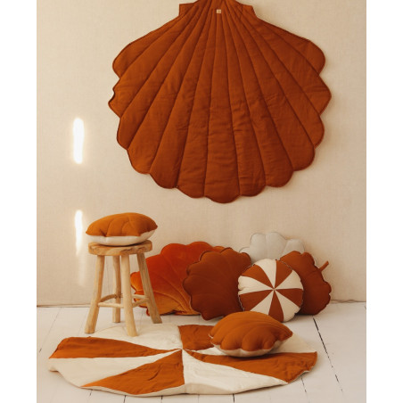 Tapis de jeu en forme de coquillage caramel